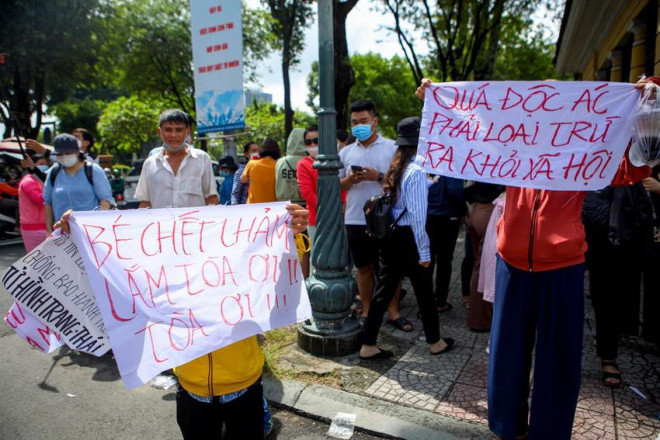 Nhiều người dùng vải để viết lên trạng thái, quan điểm của mình.