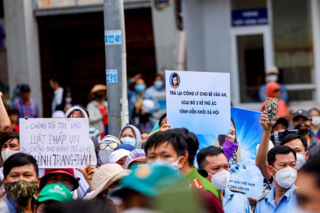 Các dòng trạng thái thể hiện ý kiến của người dân.