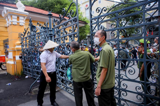 An ninh thắt chặt bên trong tòa. Khoảng hơn 9 giờ, HĐXX quyết định tạm hoãn phiên xét xử.