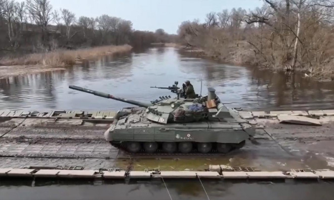 Cụ thể, Lực lượng Vũ trang Liên bang
Nga sẽ ngăn chặn kịp thời mọi nỗ lực xâm phạm lãnh thổ nước này,
đồng thời cũng sẽ tiếp tục thực hiện những nhiệm vụ chính trong
khuôn khổ chiến dịch quân sự đặc biệt.