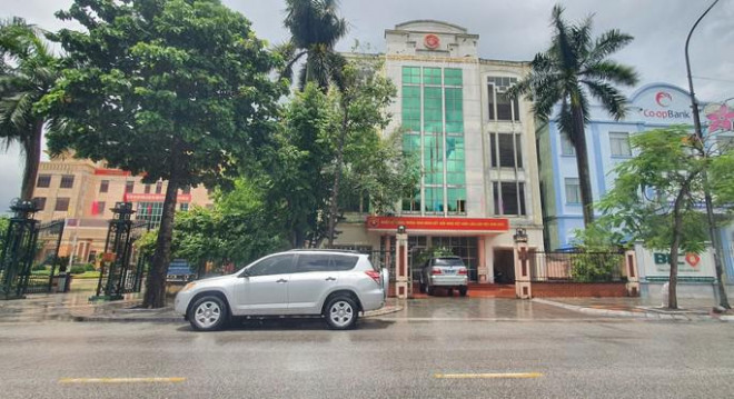 Đầu giờ chiều 21-7, xuất hiện 2 xe ôtô 7 chỗ mang biển kiểm soát màu xanh tại trụ sở Cục Dự trữ Nhà nước khu vực Thái Bình.