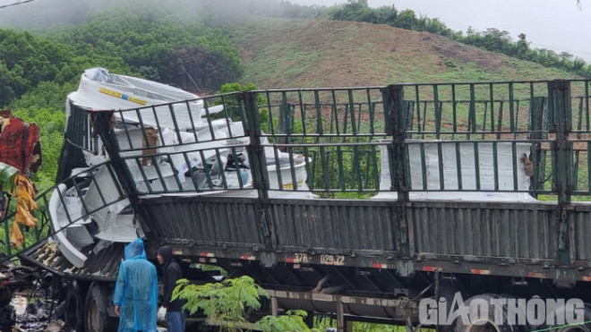 Thời điểm xảy ra va chạm, trên xe đầu kéo chở các thiết bị quạt thông gió vào Nghệ An
