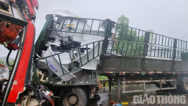 Cận cảnh hiện trường vụ tai nạn 2 người tử vong ở Thanh Hóa - 2