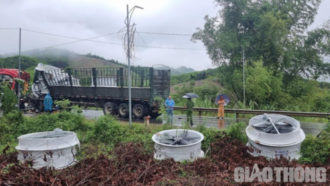 Ngay sau đó, lực lượng chức năng đã hạ tải thiết bị quạt gió xuống để làm công tác cứu hộ