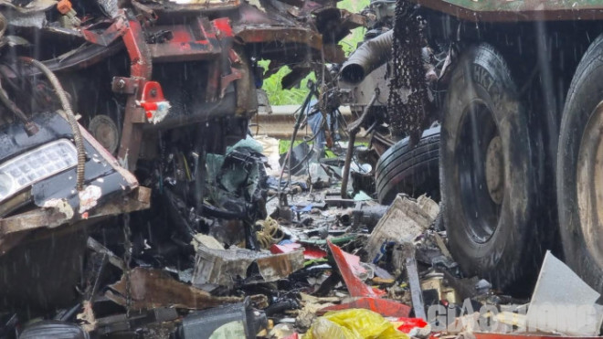 Tại hiện trường, cả hai ô tô đều bị nát bét phần đầu. Trên ô tô khách chở khoảng 12 người còn xe đầu kéo có cháu Nguyễn Minh Đức (SN 2009 là con trai của anh Đông)