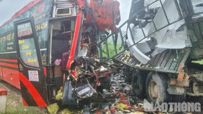 Vụ TNGT đã khiến tài xế Bùi Văn Bình (SN 1983, trú tại thôn 5, xã Ngọc Liên, huyện Ngọc Lặc, Thanh Hóa) điều khiển xe 81B- 009.65 và tài xế Nguyễn Văn Đông (SN 1966, trú tại xã Nghĩa Bình, huyện Nghĩa Đàn, tỉnh Nghệ An) điều khiển xe ô tô đầu kéo BKS: 37H- 007.86 / 37R- 029.72 tử vong tại chỗ