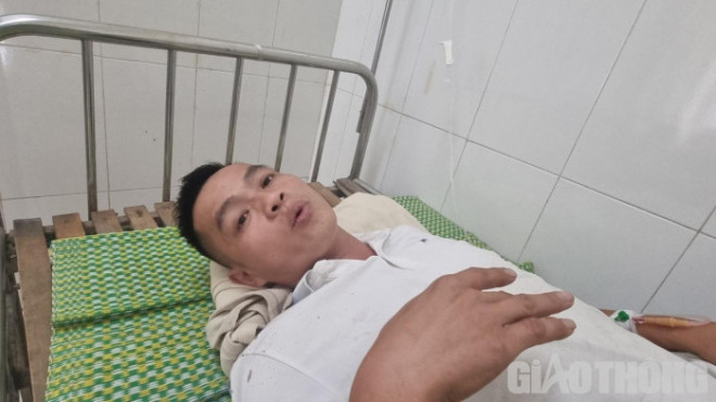 Nạn nhân Luông Văn Lợi (SN 1981, ở xã Ban Công, huyện Bá Thước, tình Thanh Hóa), chủ ô tô khách 81B-009.65 nằm ngủ phía sau ghế lái bị thương đang nằm điều trị tại Bệnh viện Đa khoa huyện Như Xuân.