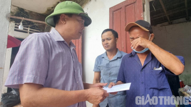 Đại diện Ban ATGT tỉnh Thanh Hoá cũng đã đến chia buồn với gia đình các nạn nhân