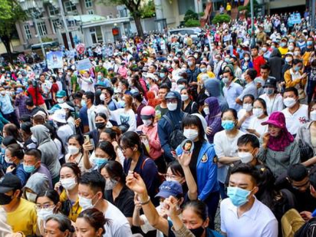 Pháp luật - Chùm ảnh: Người dân tràn ra đường theo dõi phiên xử vụ bé V.A ở Bình Thạnh