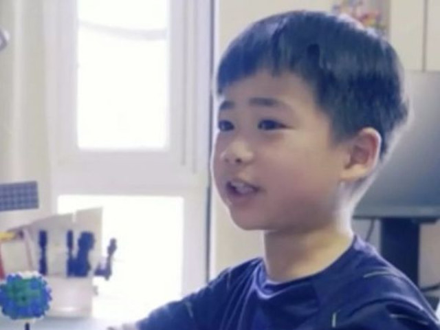 Bạn trẻ - Cuộc sống - Bé trai 8 tuổi gây sốt cộng đồng mạng với kiến thức về tên lửa