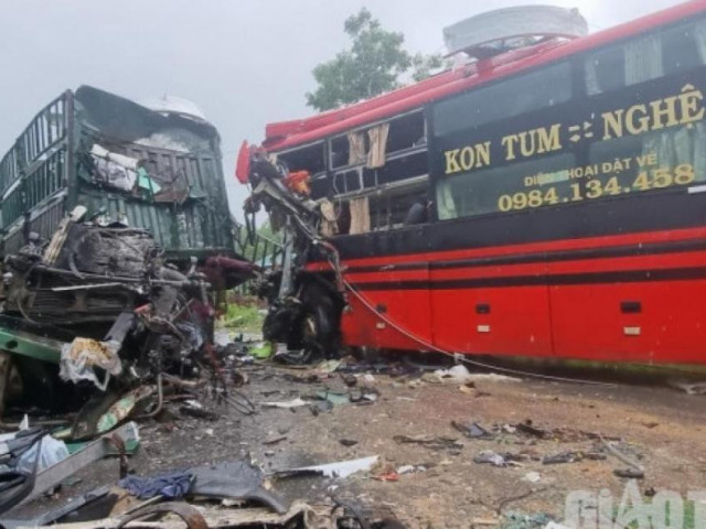 Tin tức trong ngày - Cận cảnh hiện trường vụ tai nạn 2 người tử vong ở Thanh Hóa