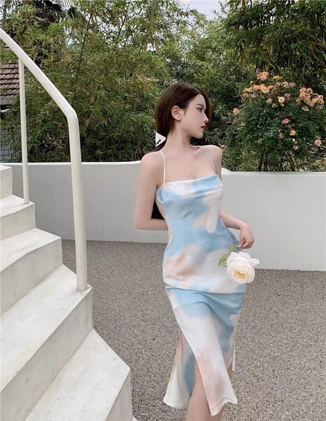 Dáng hai dây mảnh khéo léo tôn đôi vai, xương quai xanh cùng canh tay thon gọn của phái đẹp.
