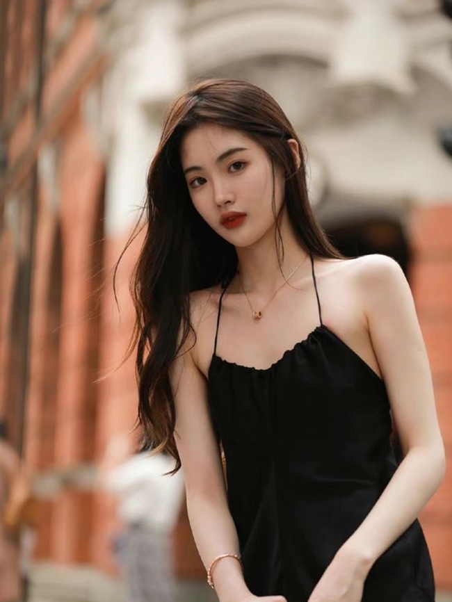 Do đó, bạn nên chú ý đến&nbsp;điểm sau để mặc đẹp váy lụa.
