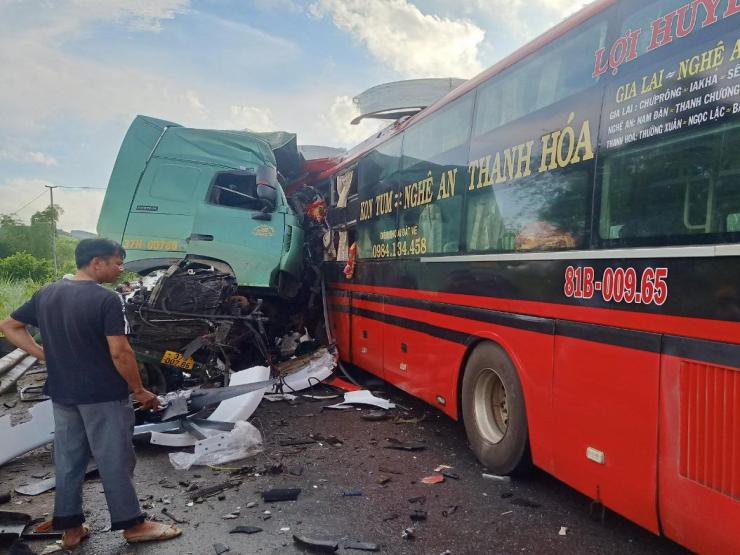 Tin tức trong ngày - Hai người mất mạng sau cú đâm kinh hoàng giữa ô tô khách và xe đầu kéo