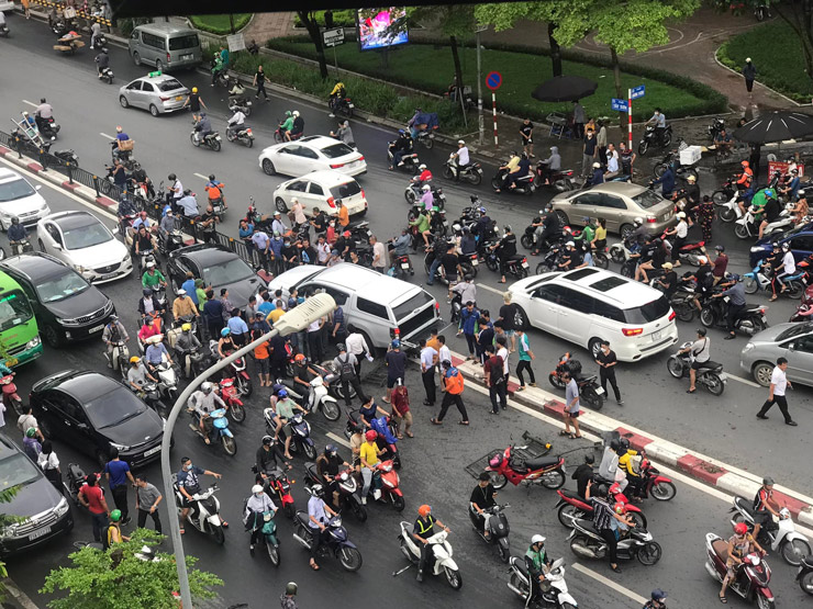 Ô tô bán tải ”đại náo” trên phố Hà Nội, tông trúng xe BMW
