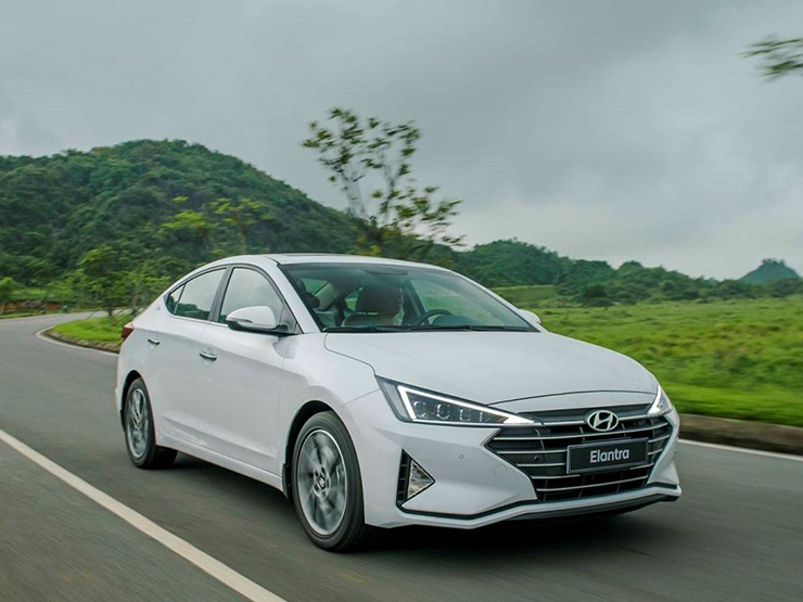 Giá xe Hyundai Elantra niêm yết và lăn bánh tháng 7/2022