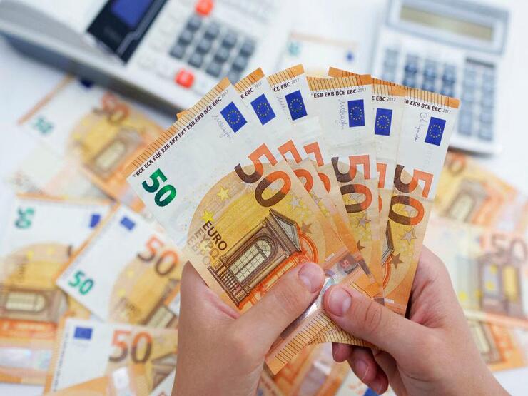 Đồng Euro tụt giá về mức gần bằng USD sau nhiều thập kỷ