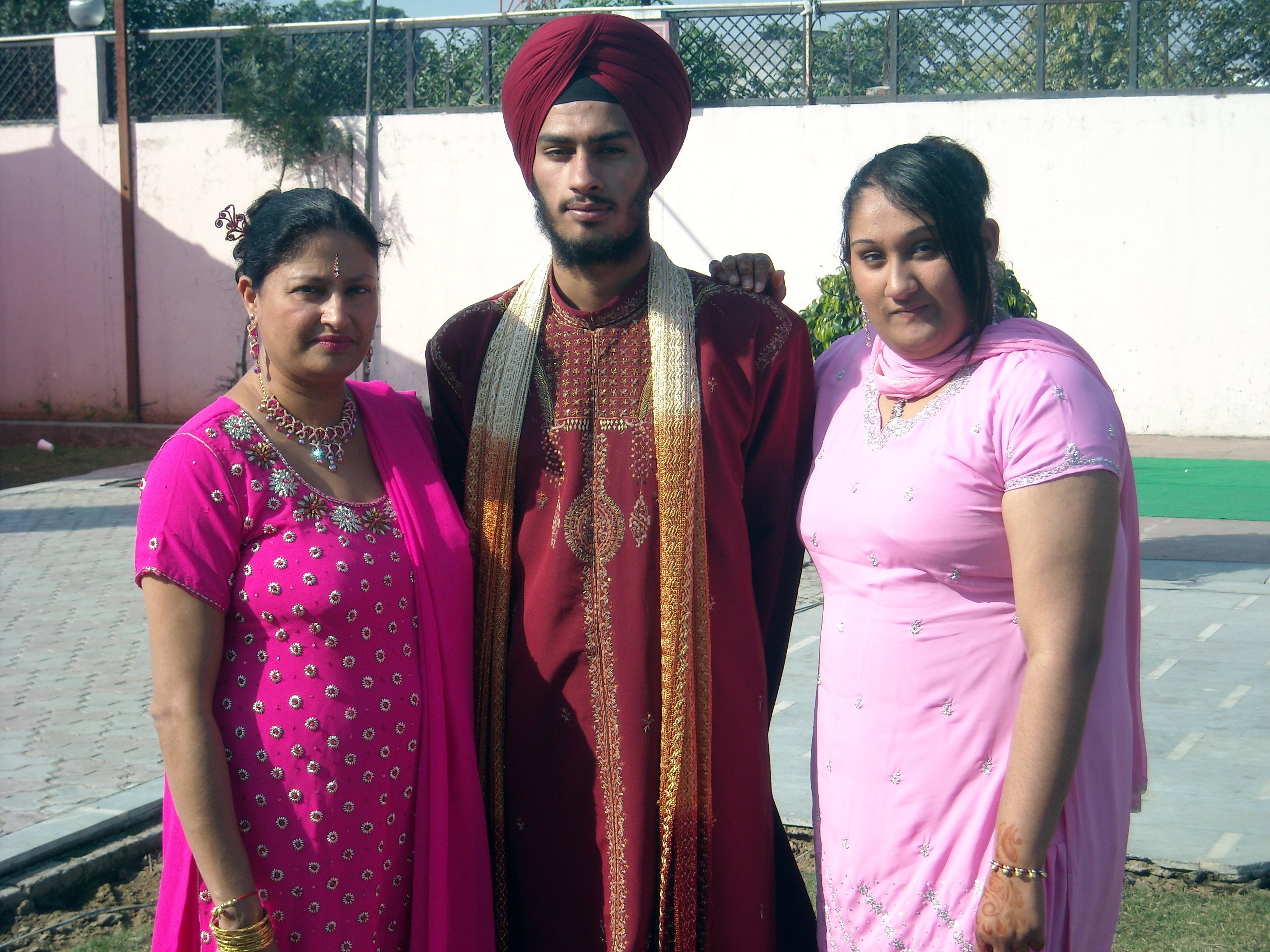 Gagandip Singh bên mẹ và em gái.