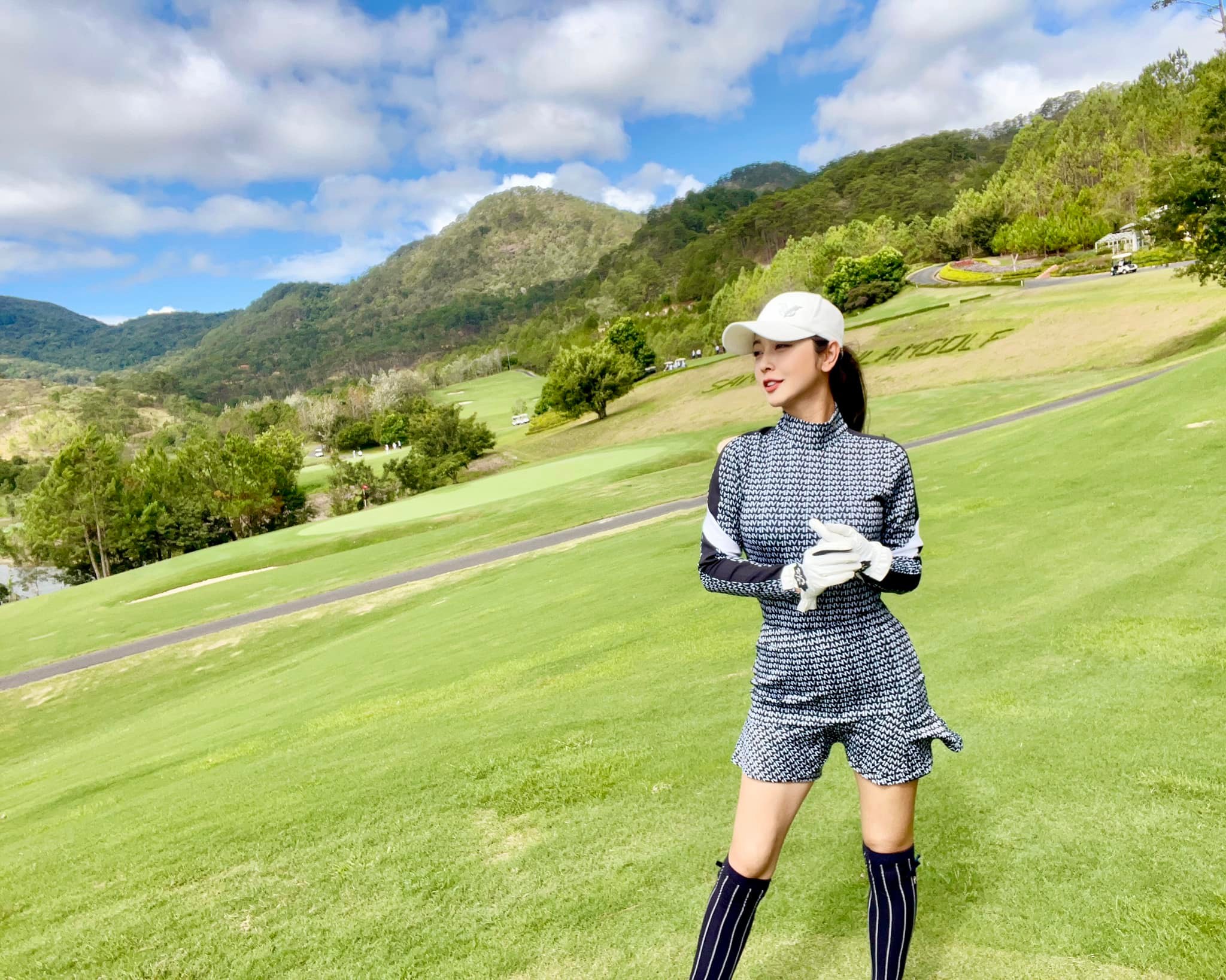 Ngoài tập gym, Jennifer còn kết hợp với chơi golf.