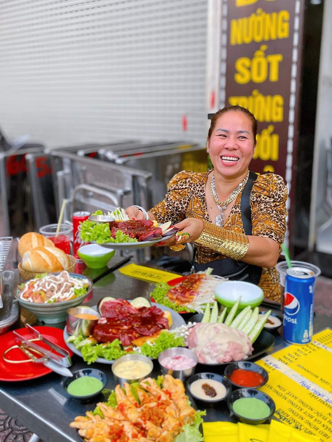 Bà chủ quán bò nướng khẳng định việc đeo vàng hoàn toàn là sở thích cá nhân chứ không phải chiêu trò quảng cáo. (Ảnh: NVCC)