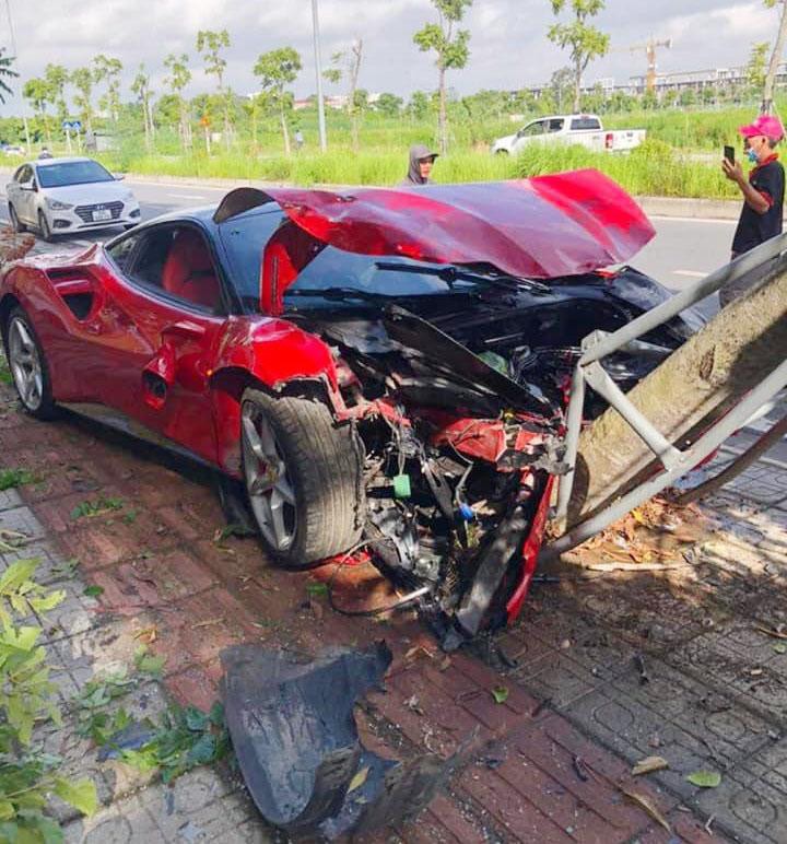 Siêu xe Ferrari 488 bị bẹp rúm phần đầu sau khi tông vào 2 cây xanh