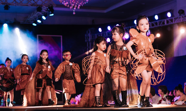 100 người mẫu nhí thần thái khi diễn thời trang - 2