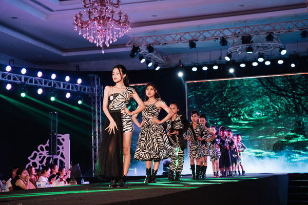 Hình ảnh trong show diễn.