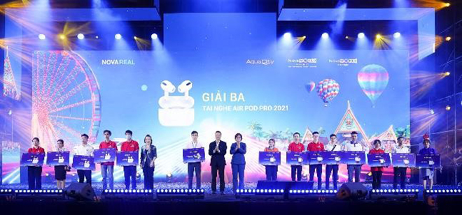 Các chuyên viên kinh doanh may mắn nhận giải tại sự kiện