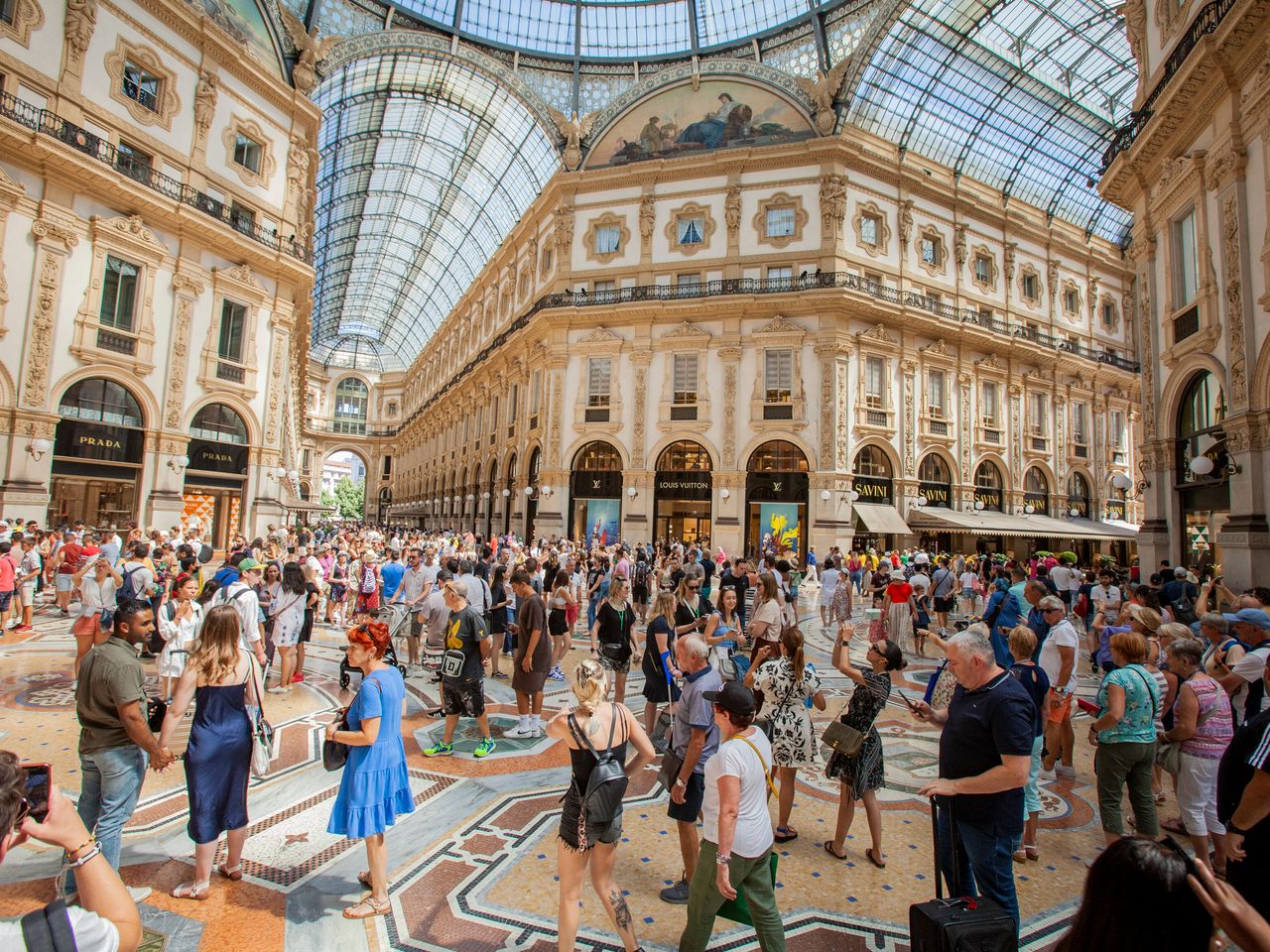 Đồng Euro mất giá, dân vung tiền mua sắm hàng hiệu, bay cả ngày chỉ để mua chiếc túi - 1