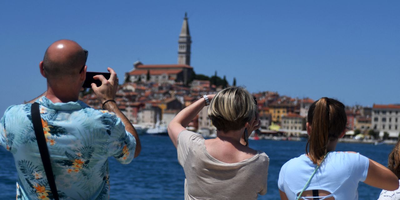 Đồng Euro mất giá, dân vung tiền mua sắm hàng hiệu, bay cả ngày chỉ để mua chiếc túi - 2