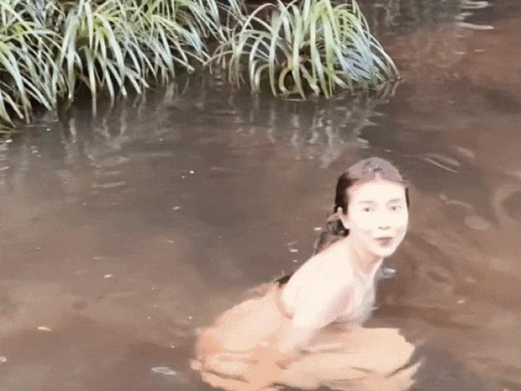 Phim - Không ngờ mỹ nữ tắm suối lại là diễn viên nổi tiếng, từng vào vai Công an "chất lừ"