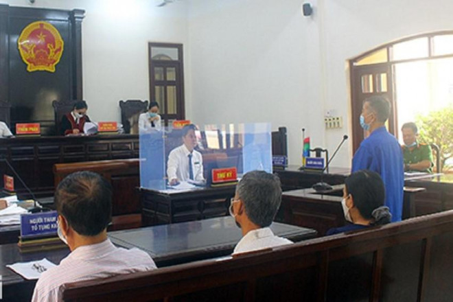 Bị cáo Minh (áo xanh) tại phiên tòa. Ảnh: T.Tâm.