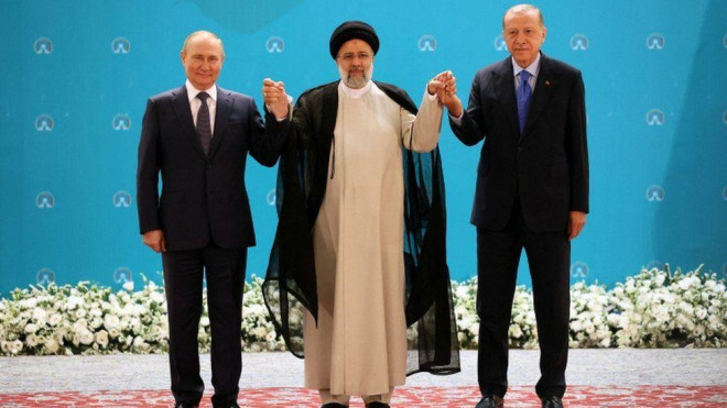“Cả Nga và Iran đều là những nhà xuất
khẩu năng lượng lớn, và một trong những lý do khiến vị thế bá chủ
của đồng đô la không thể duy trì là vì nó được gắn với thỏa thuận
dầu mỏ".