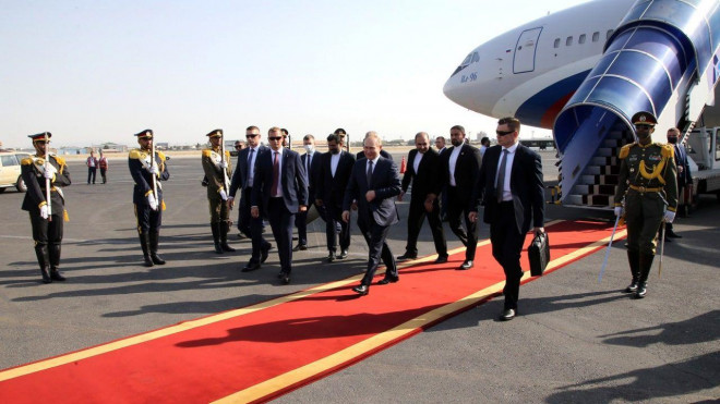 "Nếu Nga, Iran, Saudi Arabia và các
nước sản xuất dầu khác từ chối thanh toán bằng đô la, quyền bá chủ
của USD sẽ bị giáng một đòn nghiêm trọng, không còn nghi ngờ gì
nữa”, các chuyên gia của tờ NetEase giải thích.