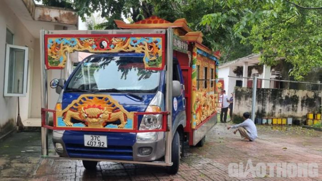 Sau khi hoàn tất các thủ tục, người thân thuê xe đưa nạn nhân Đông về quê mai táng
