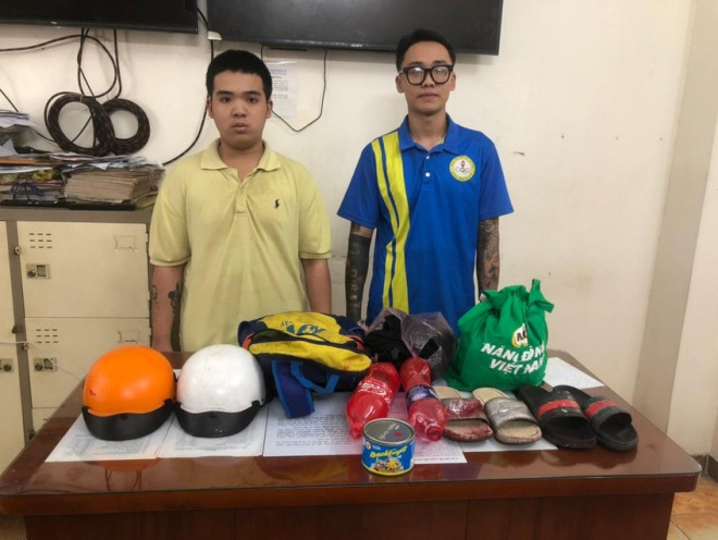 Thiện và Ân tại cơ quan điều tra. Ảnh: NT
