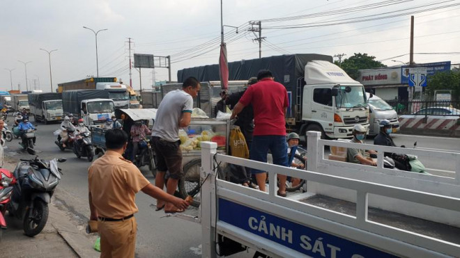 Đến cuối giờ chiều cùng ngày, hiện trường mới được lực lượng chức năng giải quyết xong. Ảnh: NT