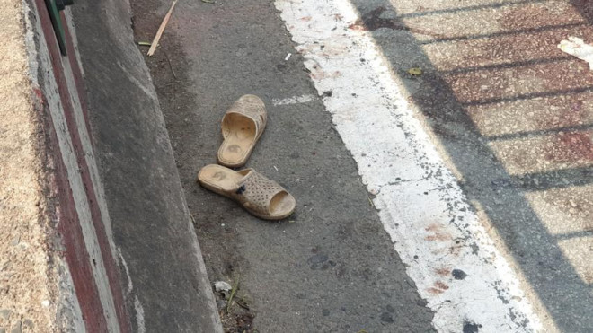 Nạn nhân sau đó được người dân đưa vào bệnh viện cấp cứu. Ảnh: NT