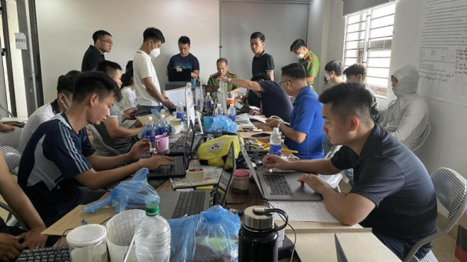 Các thành viên Ban chuyên án thu thập tài liệu chứng minh hành vi phạm tội của các đối tượng.