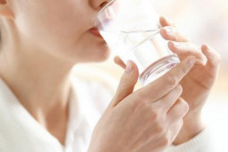 Sức khỏe đời sống - Uống nước kiểu này hại gan thận khủng khiếp, 5 dấu hiệu cảnh báo bạn đang nạp thừa nước, cần điều chỉnh ngay hôm nay