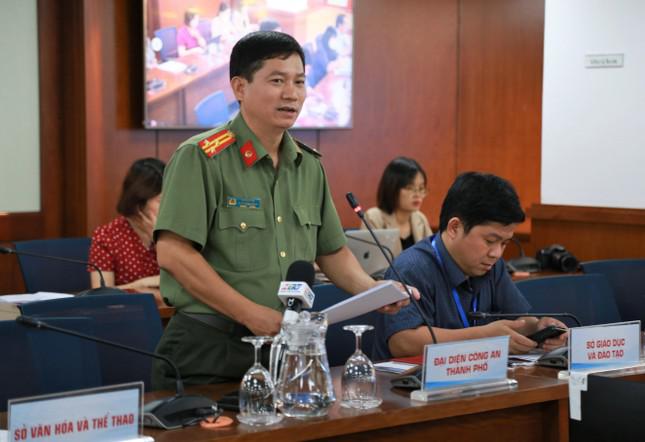 Thượng tá Lê Mạnh Hà trao đổi tại buổi họp. Ảnh: Ngô Tùng