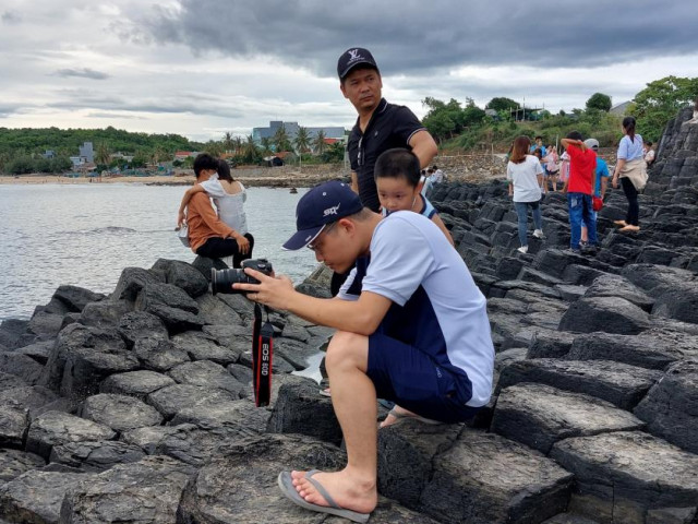 Mùa hè - Du khách chen nhau chụp hình bãi đá cổ triệu năm
