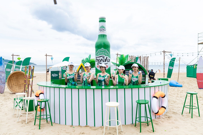 Khu vực quầy bar để mọi người thưởng thức bia và tận hưởng không khí lễ hội