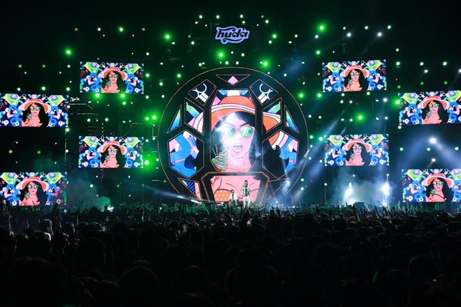 Sân khấu âm nhạc hoành tráng chỉ có tại Lễ hội Bóng đá biển Huda 2022