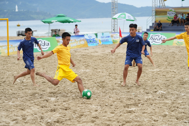 Những trận cầu kịch tính trong khuôn khổ Giải Bóng đá biển Huda 2022