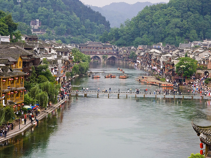 Dọc theo sông Đà Giang khoảng 5 km, nhiều cây cầu bắc qua sông đã được xây dựng bao gồm cầu gỗ, cầu đá độc đáo. 
