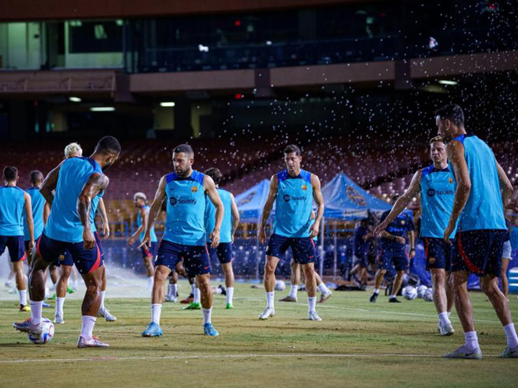 Bóng đá - Barcelona chuẩn bị đấu "Siêu kinh điển" Real Madrid, bị sốc khi vừa đến SVĐ