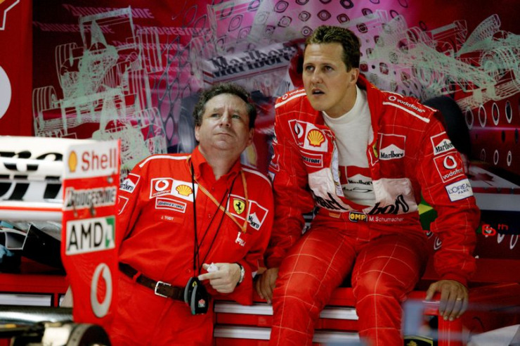 Schumacher (phải) xem đua xe F1 với Todt, cựu giám đốc Ferrari