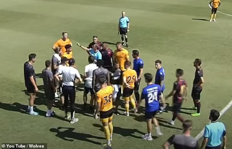 
Trọng tài phải rút tới 4 thẻ đỏ chỉ trong hiệp một khi Wolves và Levante giao hữu