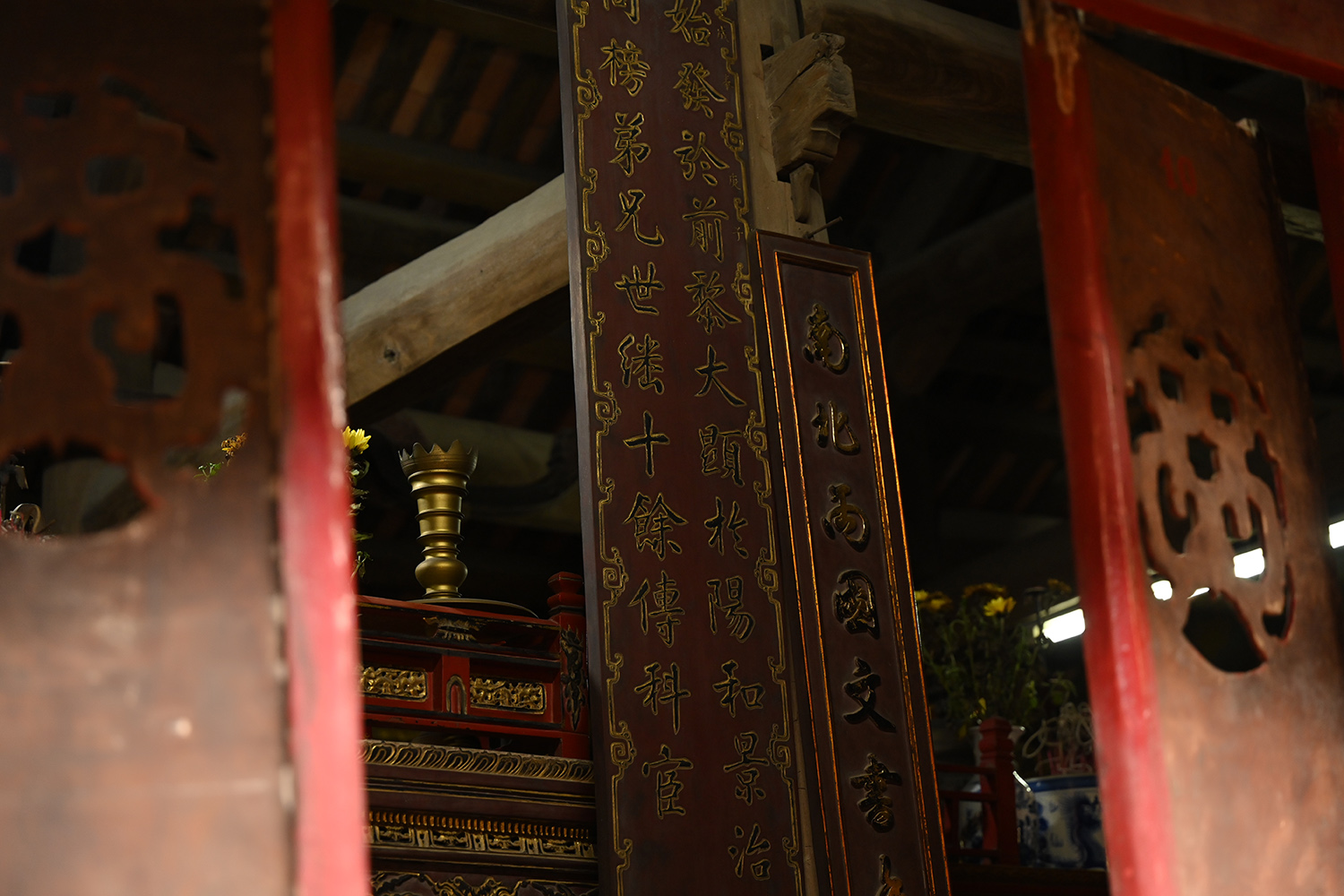 Ông Nguyễn Viết Vi (đời con cháu thứ 18 dòng họ Nguyễn Viết) cho biết, từ đường dòng họ được xây cách đây hơn 300 năm, một trong những hiện vật cổ được dòng họ lưu giữ được trong từ đường là đôi hưu bằng gỗ.
